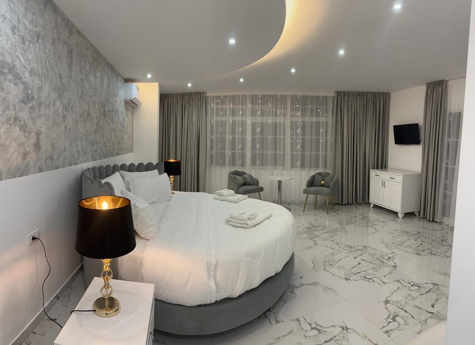 Bed, TV and multimedia, Photo of the whole room, Seating area, Bedroom