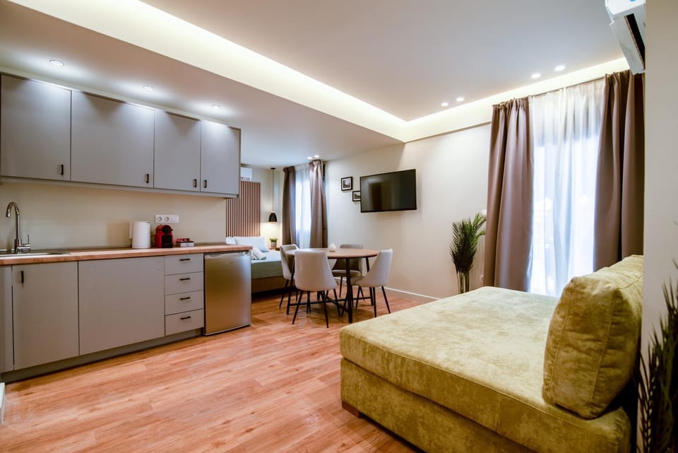 TV and multimedia, Kitchen or kitchenette, Living room, Seating area