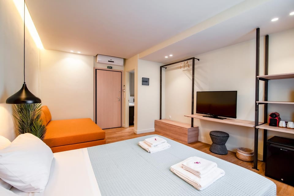 Bed, TV and multimedia, Photo of the whole room, Bedroom, towels, wardrobe, air conditioner