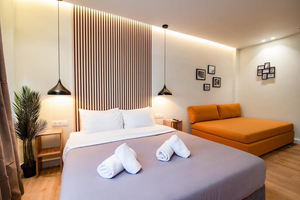 Bed, Living room, Photo of the whole room, Seating area, Bedroom, towels