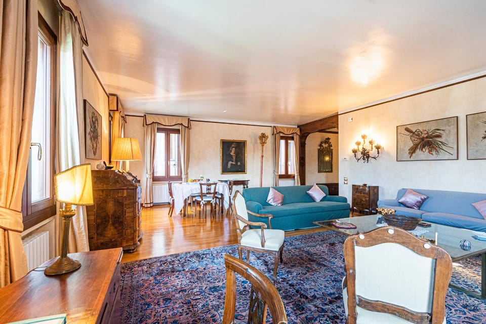Living room, Seating area