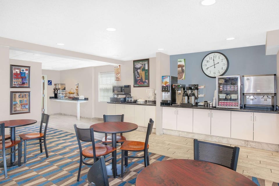 Restaurant/places to eat, Dining area, On site, Breakfast