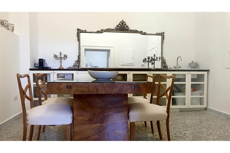Kitchen or kitchenette, Dining area