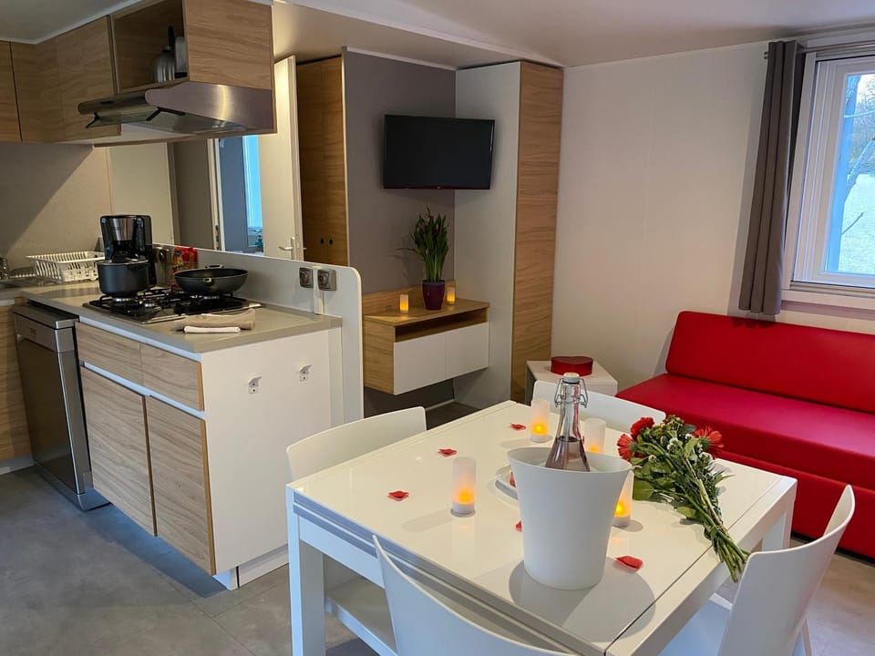 Kitchen or kitchenette, Seating area, Dining area