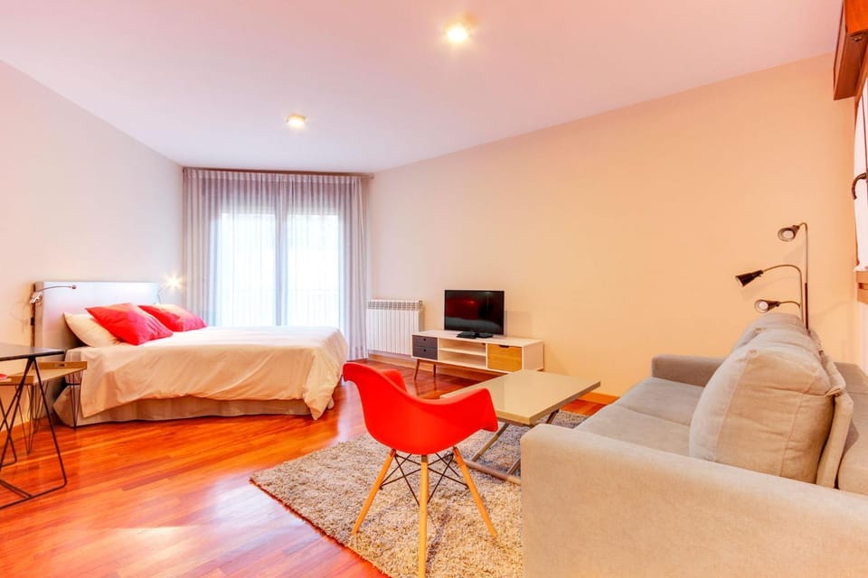 Bed, TV and multimedia, Photo of the whole room, Bedroom
