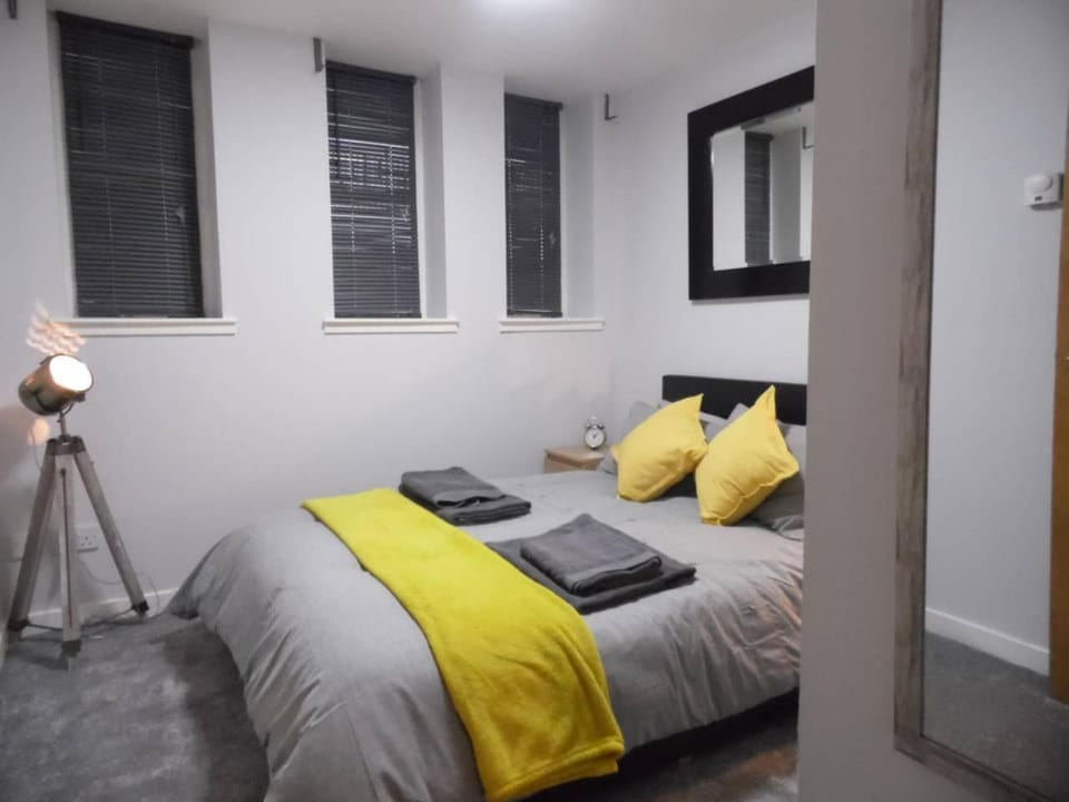 Art Deco Building on Vibrant Sauchiehall Street Apartment in Glasgow