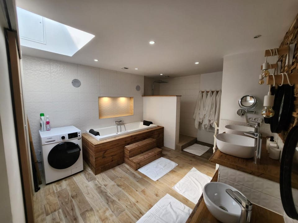 Bathroom, towels, washing machine