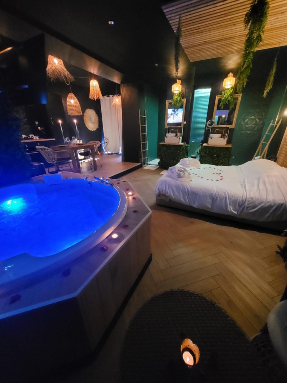 Bed, Hot Tub, Photo of the whole room, Bedroom