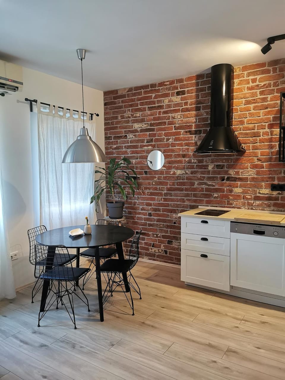 Kitchen or kitchenette, Dining area