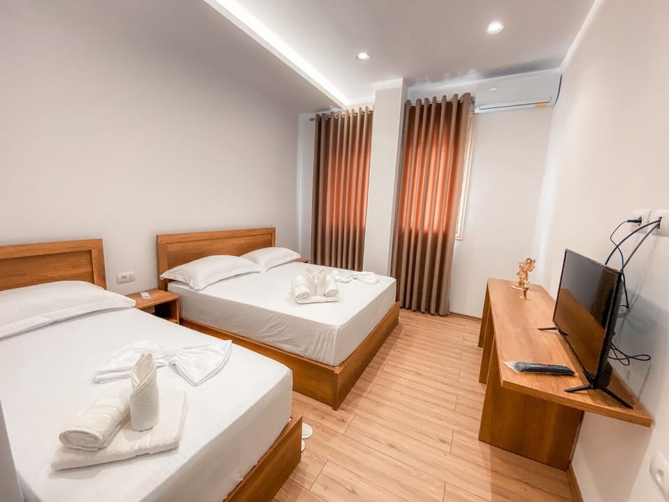 Bed, TV and multimedia, Photo of the whole room, Bedroom, air conditioner
