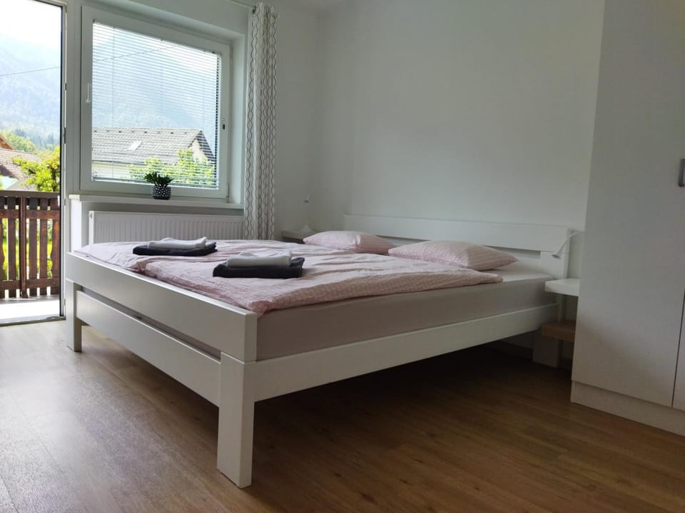 Balcony/Terrace, Bedroom, Mountain view