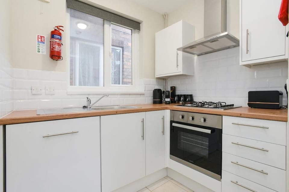 Cosy House in the heart of Beeston with FREE Parking and WiFi Bed and Breakfast in Nottingham