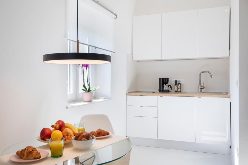 Coffee/tea facilities, Kitchen or kitchenette, Seating area, Dining area