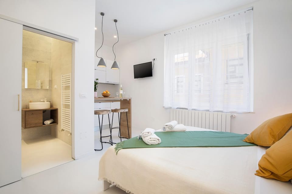 Toilet, Bathroom, TV and multimedia, Kitchen or kitchenette, Seating area