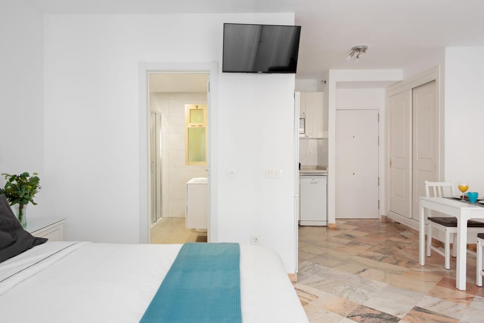 Bed, TV and multimedia, Photo of the whole room