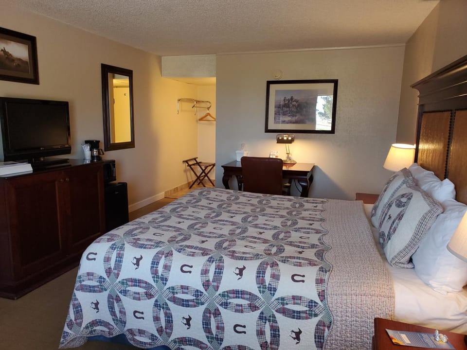 Bed, TV and multimedia, Bedroom