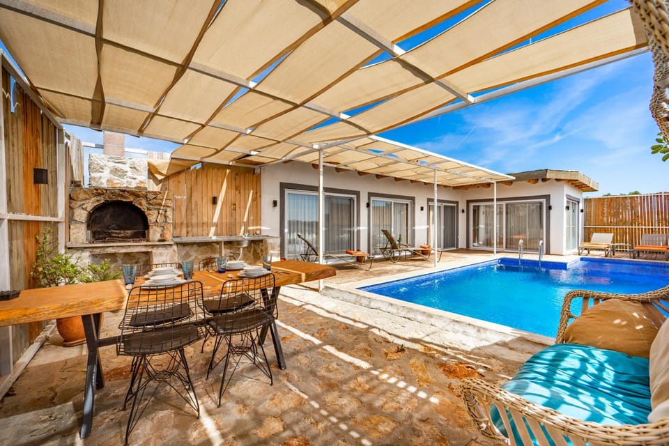 Dining area, Pool view