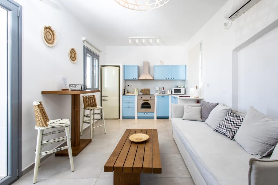 Kitchen or kitchenette, Living room, Seating area, Dining area