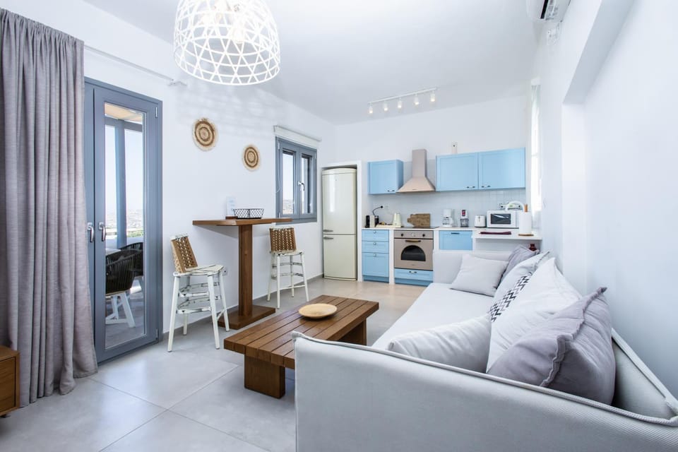 TV and multimedia, Kitchen or kitchenette, Living room, Seating area, Dining area, oven, stove