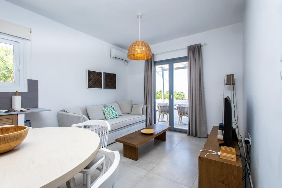 Communal lounge/ TV room, TV and multimedia, Living room, Photo of the whole room, Seating area, Dining area, Evening entertainment