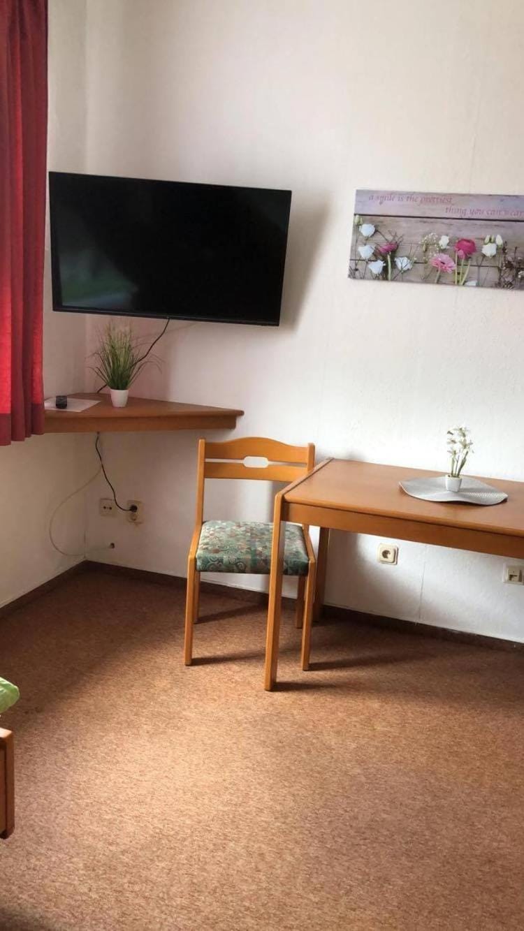 TV and multimedia, Seating area, Bedroom