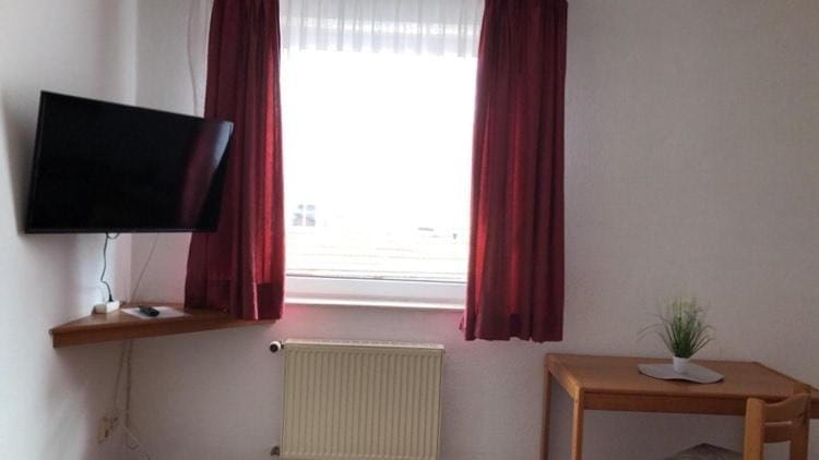 TV and multimedia, Seating area, Bedroom