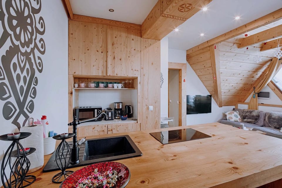 Kitchen or kitchenette, Living room, Seating area, Dining area