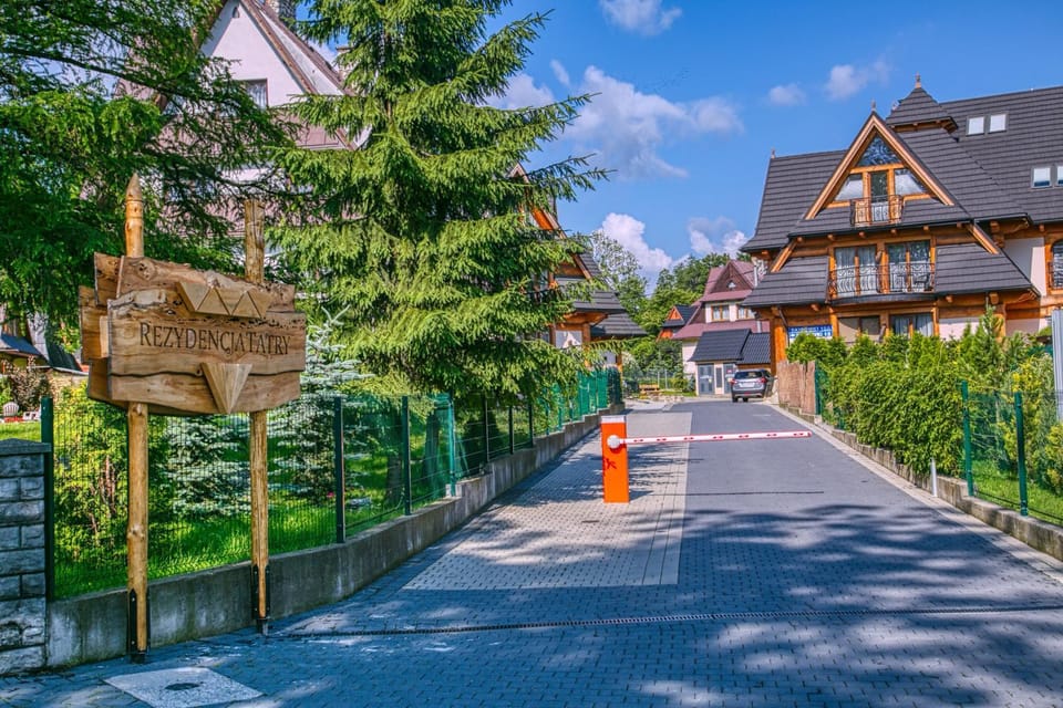 Property building, Facade/entrance, Day, Property logo or sign, Neighbourhood, Natural landscape, Summer, Garden, On site, Garden view, Street view