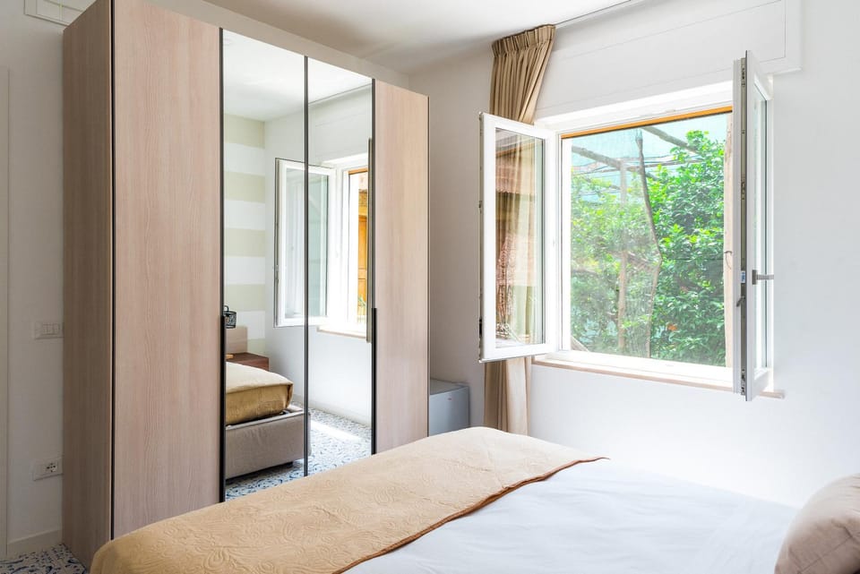 Bed, Photo of the whole room, wardrobe