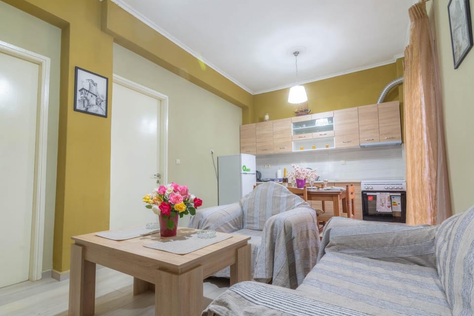 Kitchen or kitchenette, Photo of the whole room, Seating area, Dining area, oven