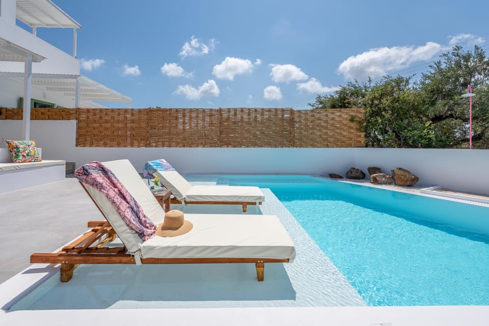 Day, Swimming pool, sunbed