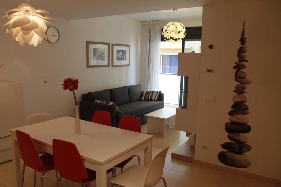 Bed, Living room, Seating area, Dining area