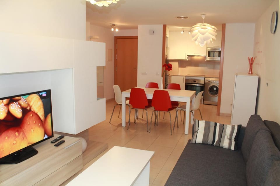 Communal lounge/ TV room, TV and multimedia, Kitchen or kitchenette, Living room, Lounge or bar, Seating area, Floor plan, Dining area, Bedroom