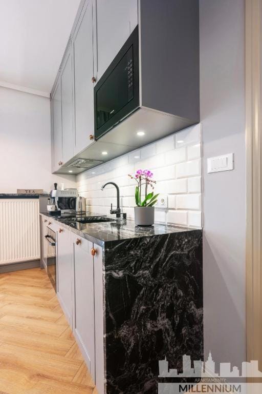 Kitchen or kitchenette, dishwasher, stove
