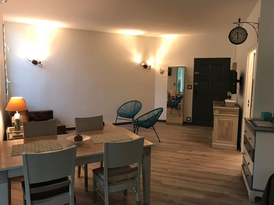 Seating area, Dining area