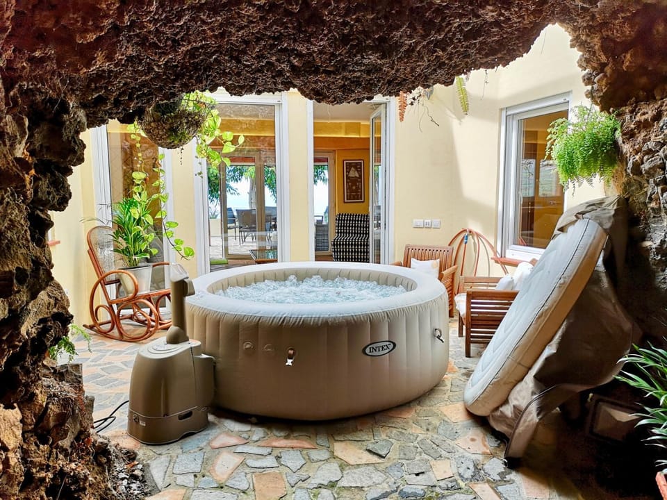 Patio, Restaurant/places to eat, Natural landscape, Activities, BBQ facilities, Hot Tub, Balcony/Terrace, Photo of the whole room, Beach, Animals, Animals, Pets, Pets, Area and facilities, Location, Parking, furniture, heating, internet, oven, pet friendly, sunbed, towels, washing machine