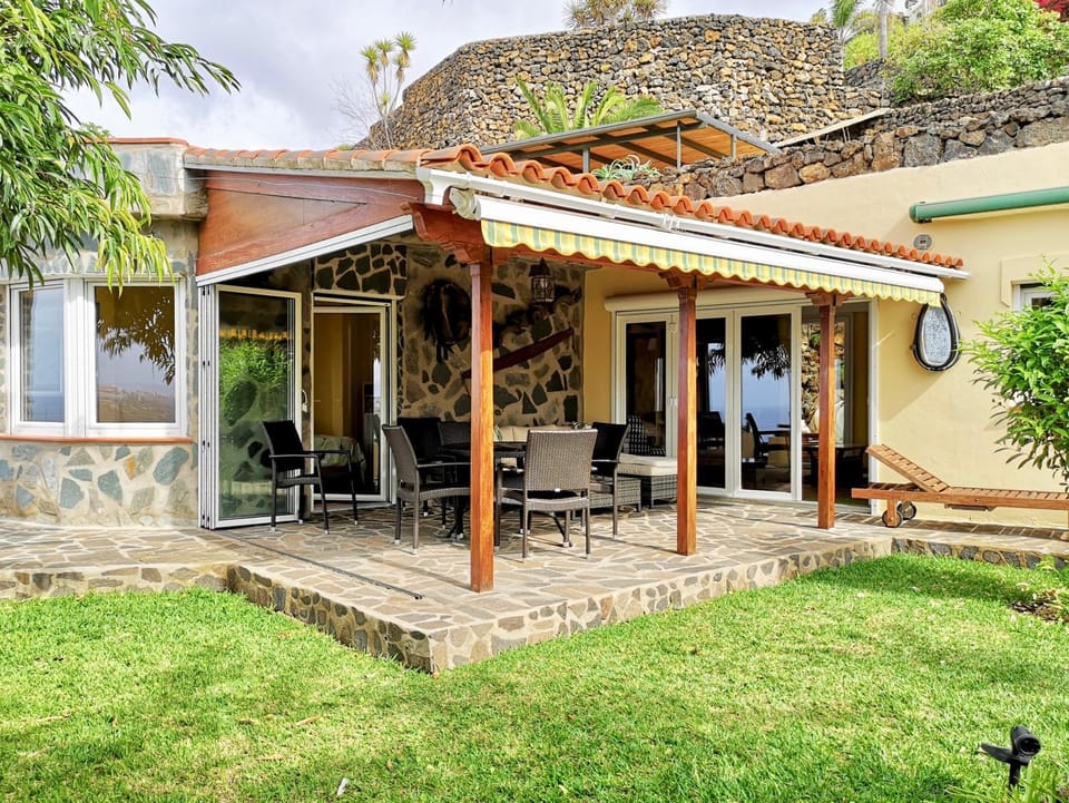Property building, Patio, Restaurant/places to eat, Facade/entrance, Off site, Activities, BBQ facilities, Garden, Hot Tub, View (from property/room), Balcony/Terrace, Photo of the whole room, Seating area, Dining area, Beach, Animals, Animals, Pets, Pets, Garden view, Landmark view, Mountain view, Sea view, Area and facilities, Location, Sunset, Parking, furniture, heating, internet, oven, pet friendly, sunbed, towels, washing machine