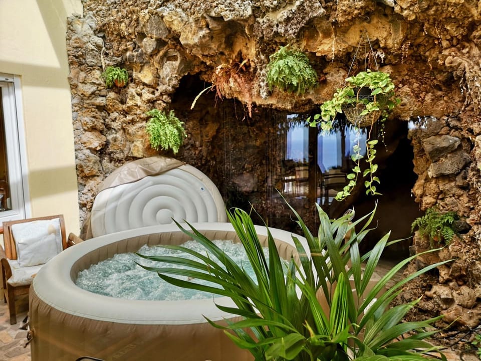 Patio, Restaurant/places to eat, Activities, BBQ facilities, Garden, Hot Tub, Balcony/Terrace, Seating area, Beach, Animals, Animals, Pets, Pets, Area and facilities, Location, Parking, furniture, heating, internet, oven, pet friendly, towels, washing machine