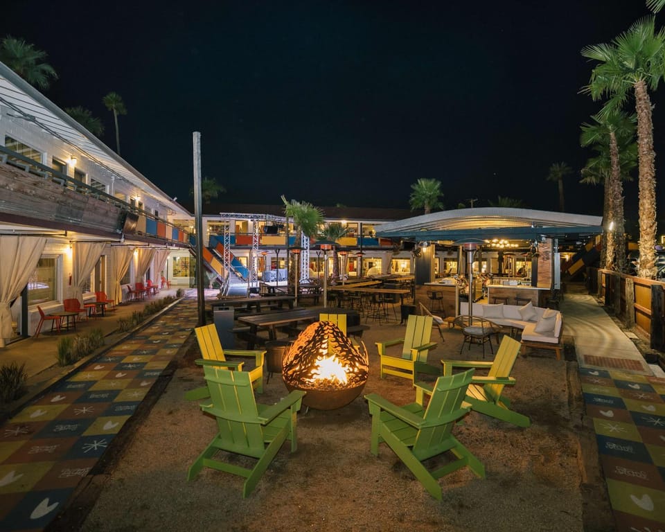 Restaurant/places to eat, Lounge or bar