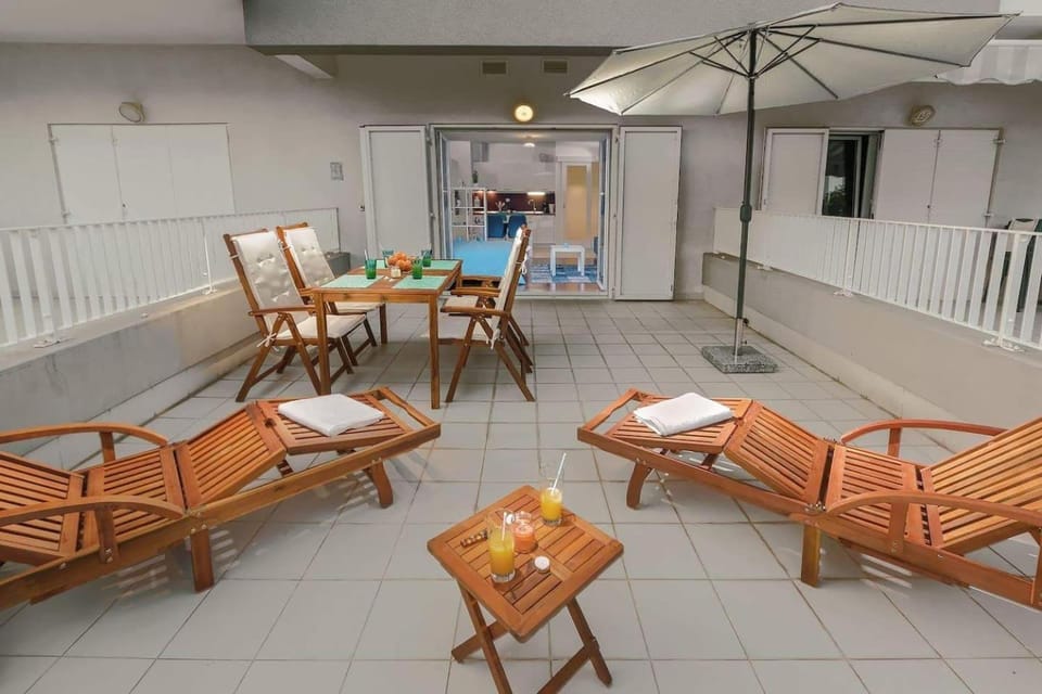 Seating area, sunbed