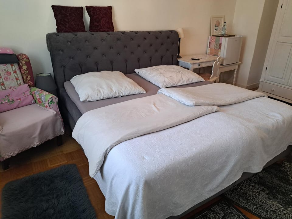 Photo of the whole room, Bedroom