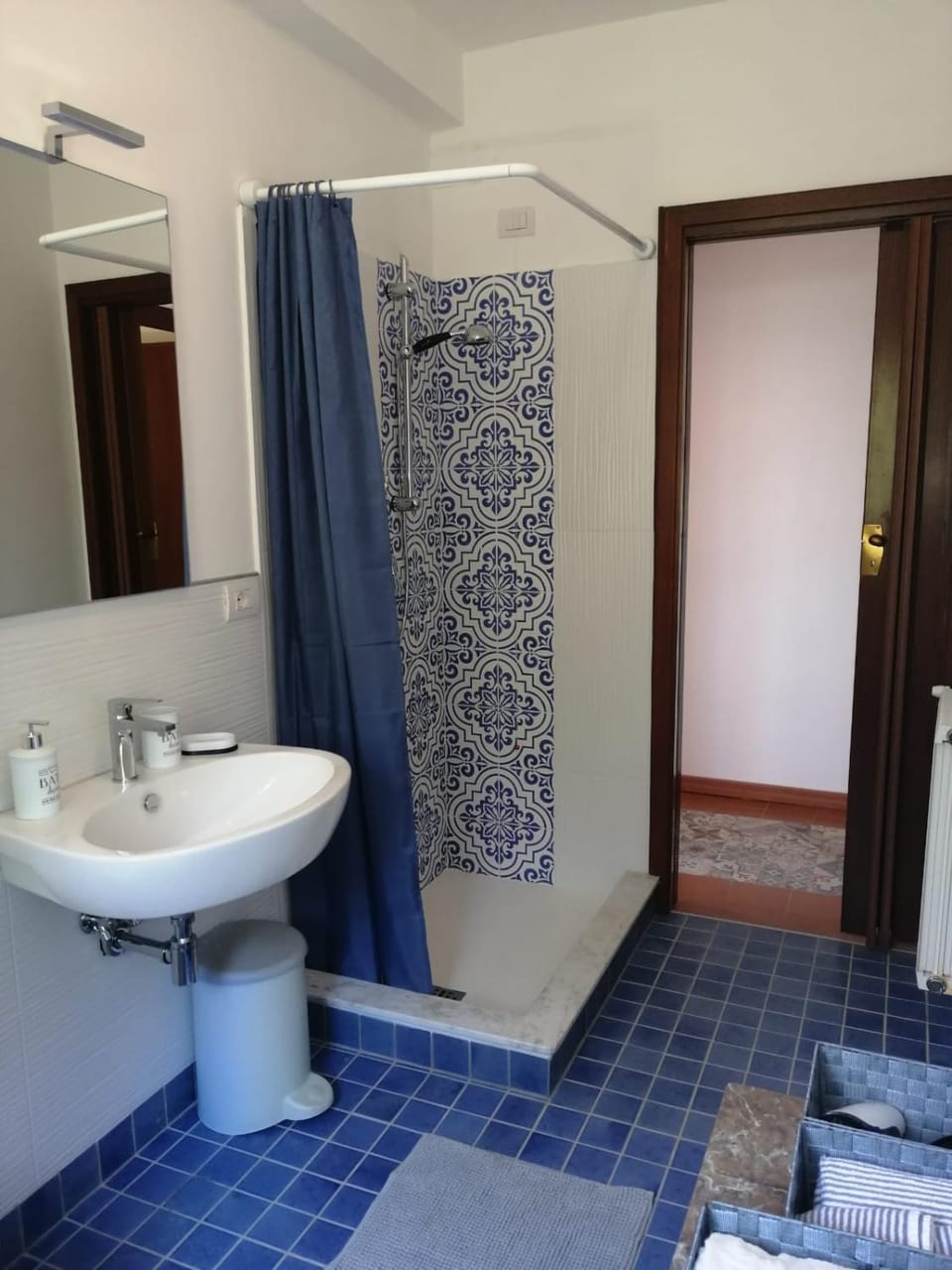 Shower, Toilet, Bathroom, towels