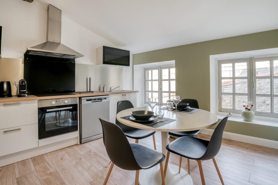 Kitchen or kitchenette, Dining area