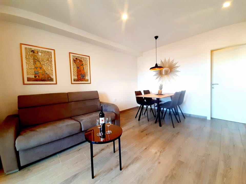 Living room, Seating area, Dining area