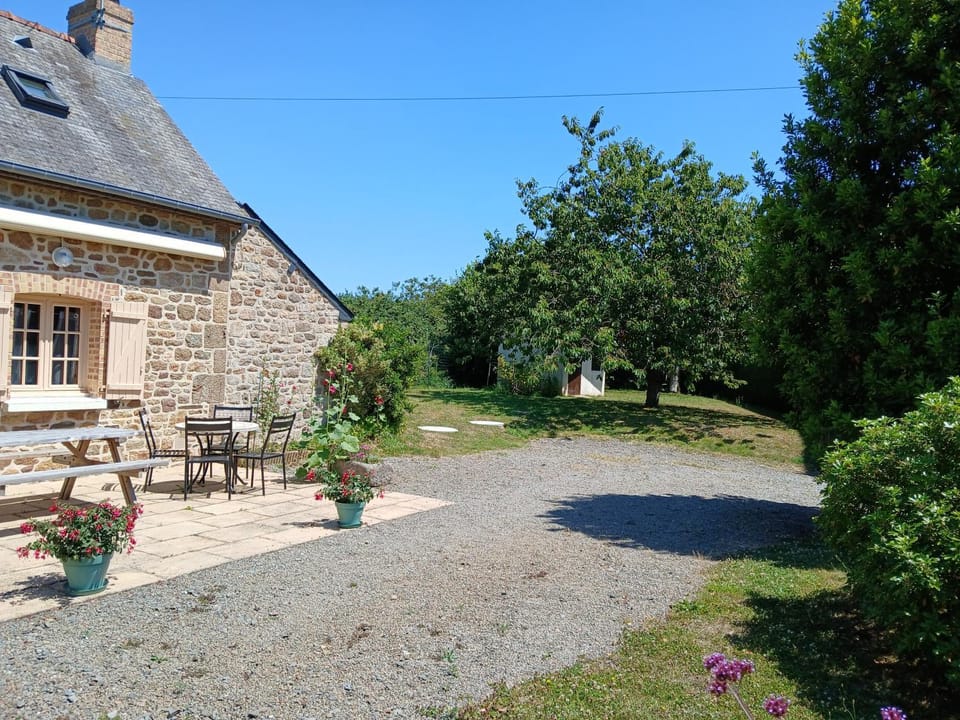 Les Roses Trémières House in Brittany