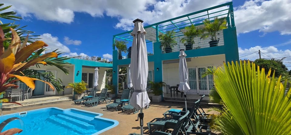 Property building, Swimming pool, sunbed
