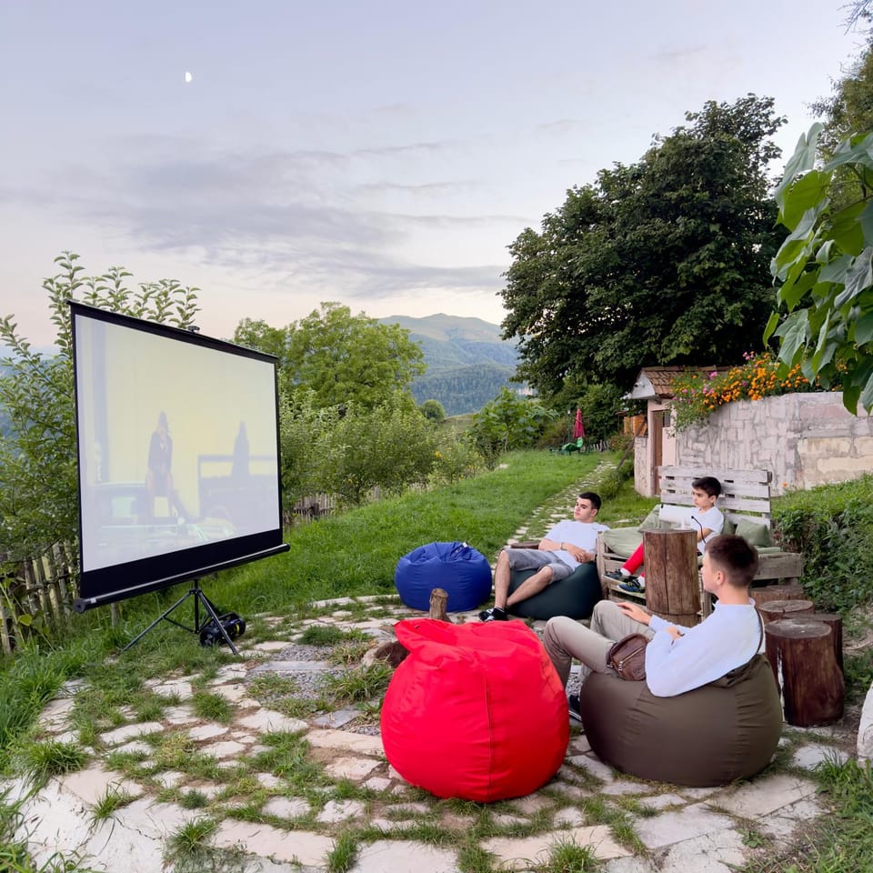 Communal lounge/ TV room, Day, People, Natural landscape, Garden, TV and multimedia, Evening entertainment, Guests, Garden view, Mountain view, Area and facilities, Entertainment, group of guests