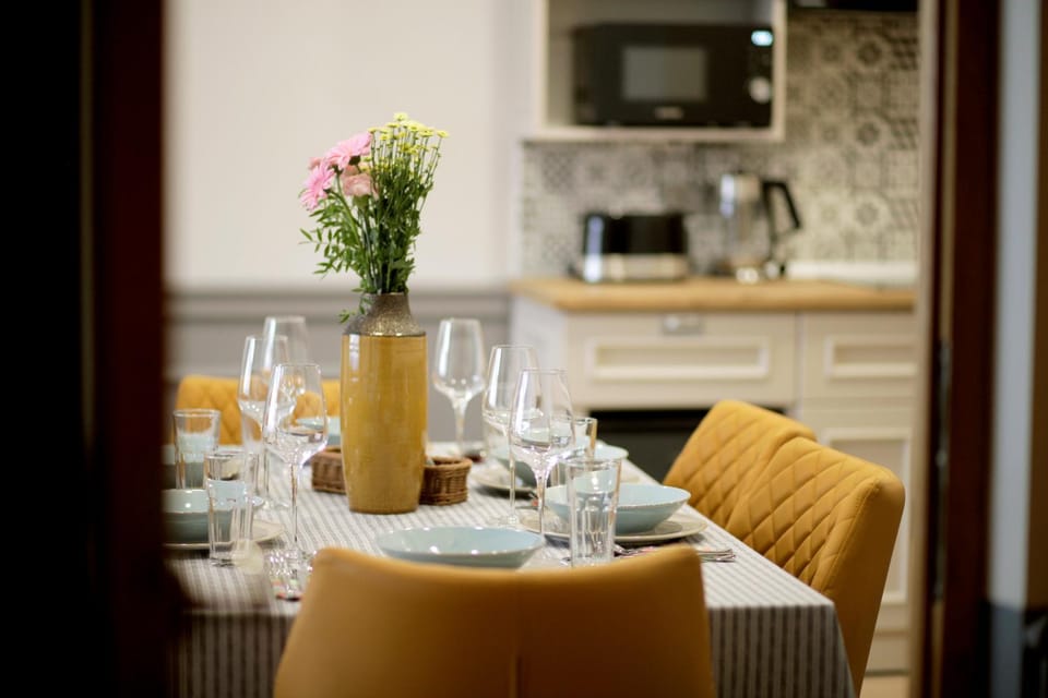 Living room, Food and drinks, Dining area