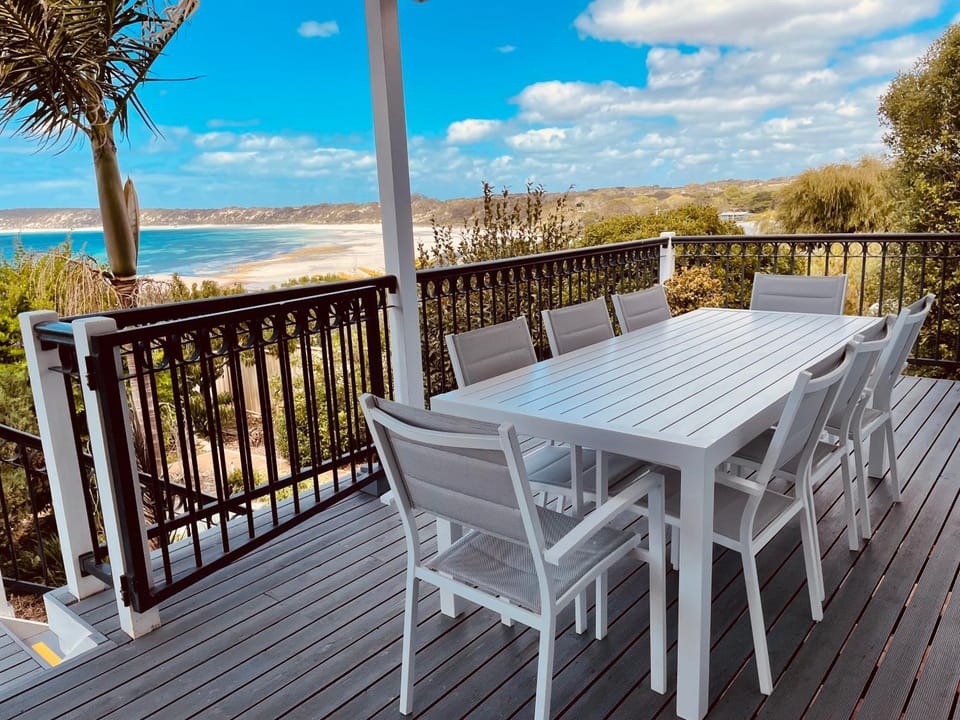 Natural landscape, Balcony/Terrace, Dining area, Beach, Sea view
