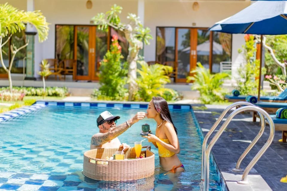 Guests, Swimming pool